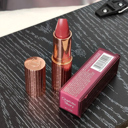 Charlotte, lucidalabbra al gusto di frutta, blush in polvere colorata, stick, tubetto rosa e oro, rossetto facile da applicare, Tilbury Cosmetics.