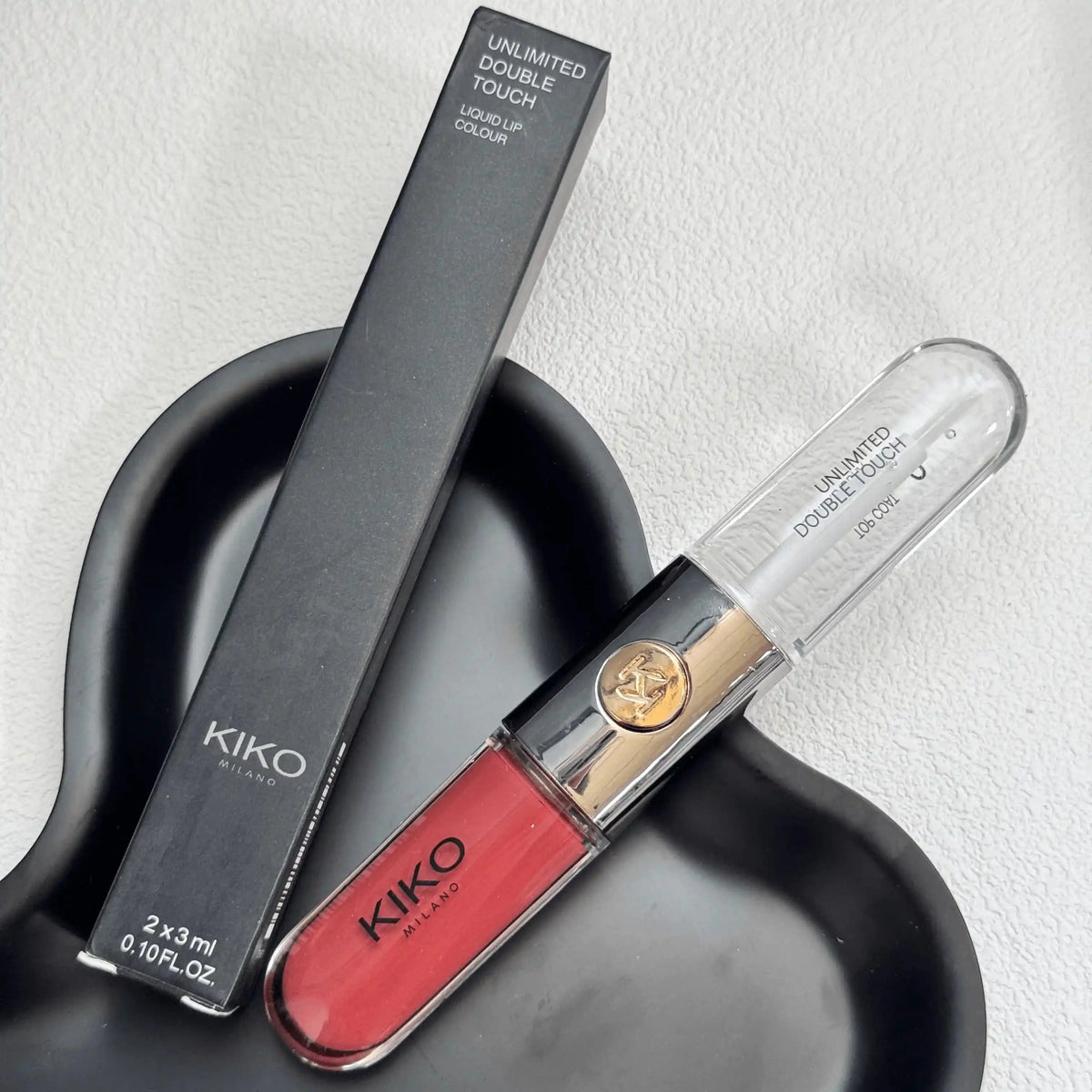 KIKO Milano: rossetto trasparente bicolore, a lunga tenuta, resistente alle sbavature, con un'elevata concentrazione di pigmenti e disponibile in finiture opache e lucide.