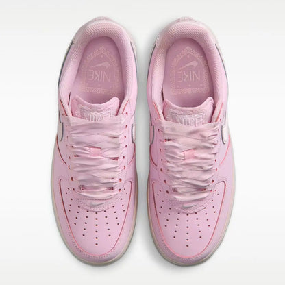Nike Air Force 1, scarpe da ginnastica basse, interamente rosa, con tomaia in morbido tessuto rosa fiori di ciliegio, scarpe casual versatili, modello IR0871-600.