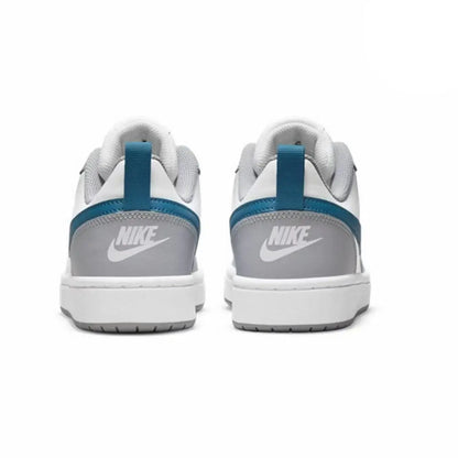 Sneakers Nike con colori a blocchi: bianco, grigio e blu lago – modello classico con grande logo a forma di S e suola piatta, versatili e di tendenza, BQ5448-117.