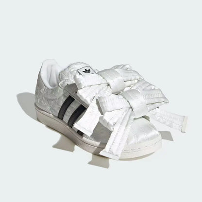 Sneakers bianche vintage Adidas Shell Toe con grande fiocco in raso jacquard goffrato, scarpe casual alla moda JR7977