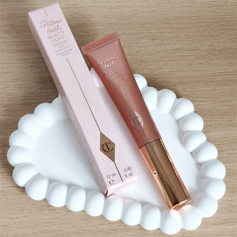 Charlotte Tilbury Highlight Spotlight Brightening Air Cushion Pen, Penna Illuminante in Polvere Cosmetica ad Alta Lucentezza, Blush Air Cushion Pen Star Makely