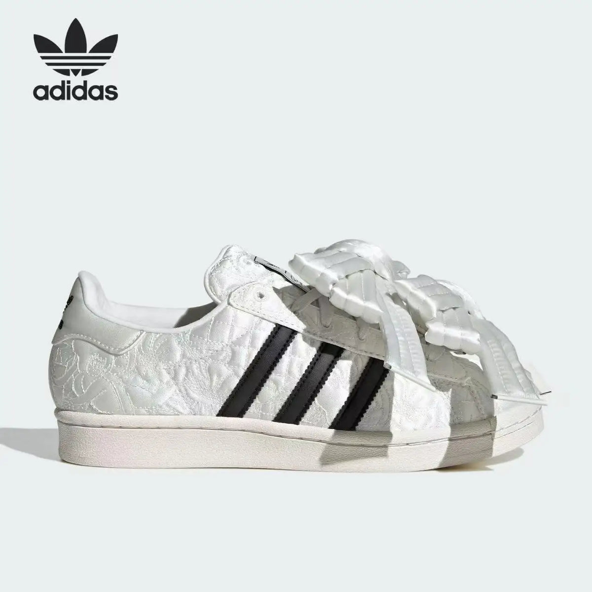 Sneakers bianche vintage Adidas Shell Toe con grande fiocco in raso jacquard goffrato, scarpe casual alla moda JR7977