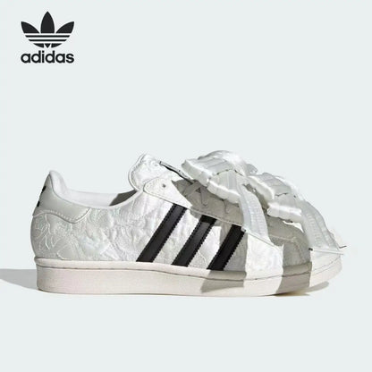 Sneakers bianche vintage Adidas Shell Toe con grande fiocco in raso jacquard goffrato, scarpe casual alla moda JR7977