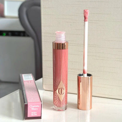 Charlotte, lucidalabbra al gusto di frutta, blush in polvere colorata, stick, tubetto rosa e oro, rossetto facile da applicare, Tilbury Cosmetics.