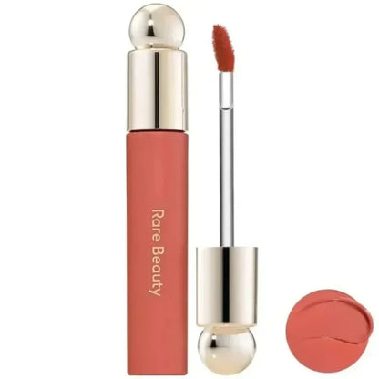Balsamo per labbra multicolore in stick, blush liquido in polvere, linea di cosmetici Rare Beauty, Believe Happy Bliss, a lunga tenuta, facile da applicare, per un trucco impeccabile.