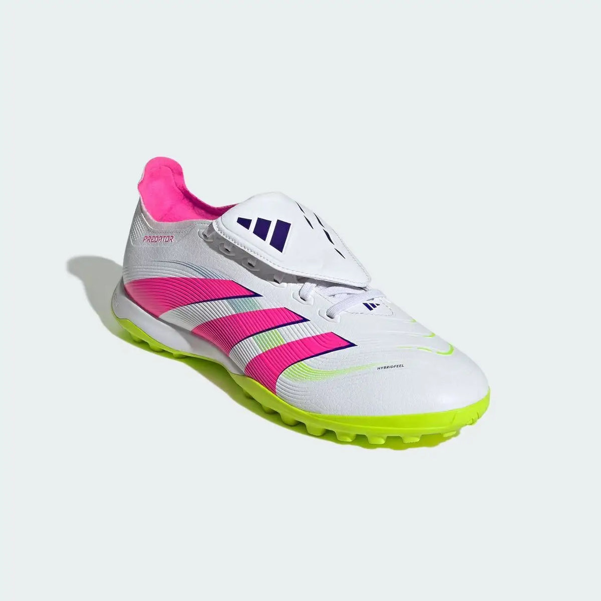 Scarpe da calcio Adidas Falcon con linguetta pieghevole, bianche e rosa, per campi in erba sintetica, modello JS0385.