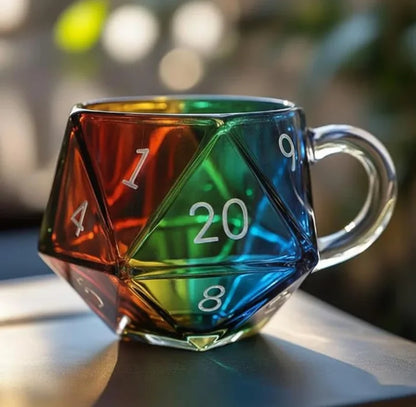 Tazza in vetro trasparente a forma di dado poliedrico con manico, ideale per serate di giochi di fantasia, un regalo originale per i giocatori.