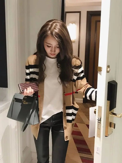 Cardigan a maglia a righe, ideale per l’autunno e l’inverno, con scollo a V, maniche lunghe, bottoni e tasche, modello casual e ampio, da indossare come cappotto.