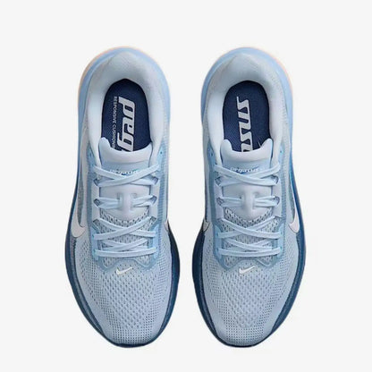 Scarpe da donna Nike, modello basso, colore azzurro ghiaccio, realizzate in tessuto Flyknit traspirante, resistenti e con sistema di assorbimento degli urti, codice IM6683-159.