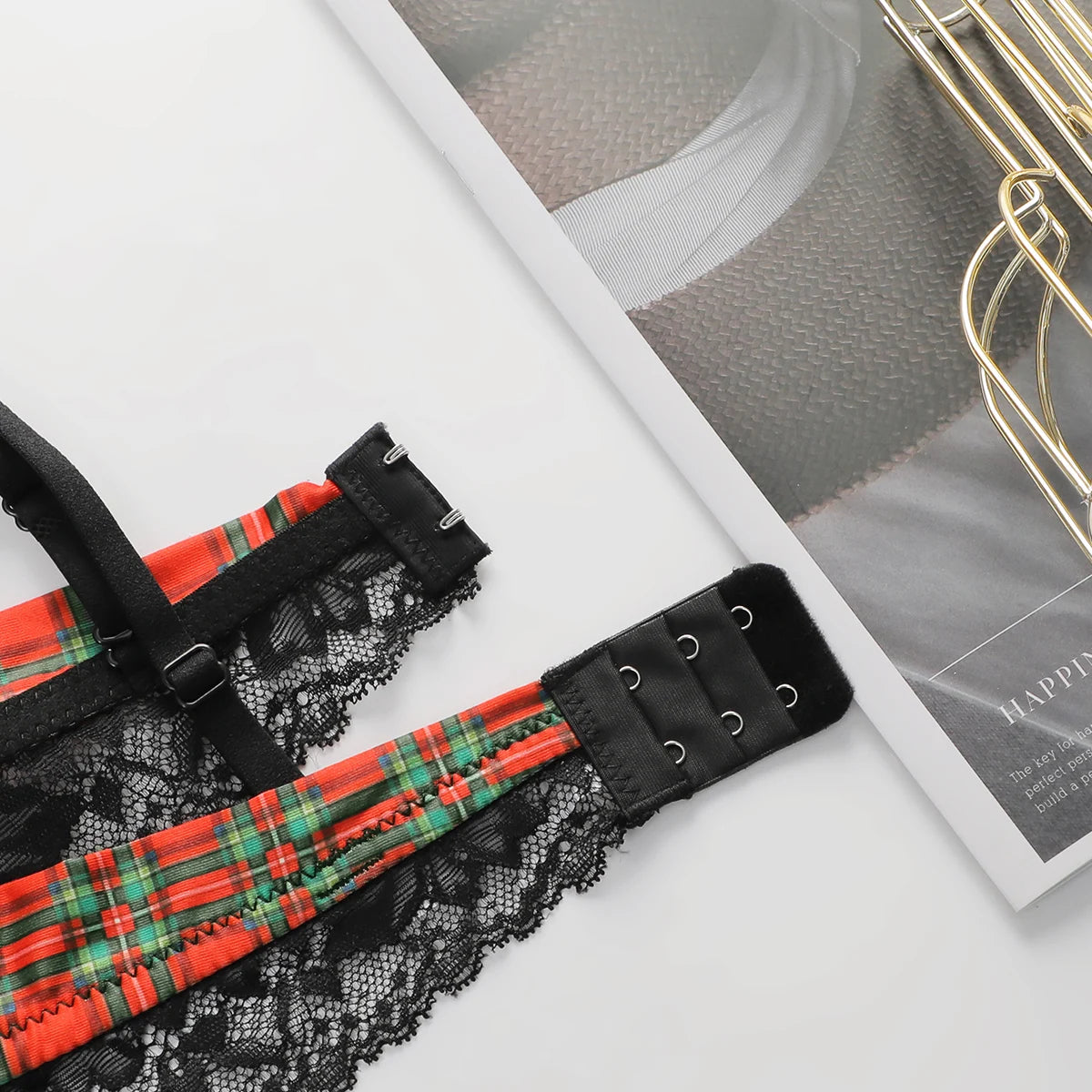 Completo intimo da donna con stampa a quadri, composto da reggiseno push-up con ferretto e perizoma, in pizzo nero con applicazioni, ideale per Natale, modello L1018.