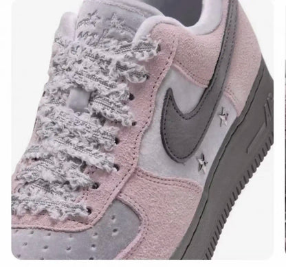 Sneakers Nike Air Force 1 con design a blocchi di colore, tomaia grigio-viola, suola spessa nera, modello di tendenza IZ6168-001
