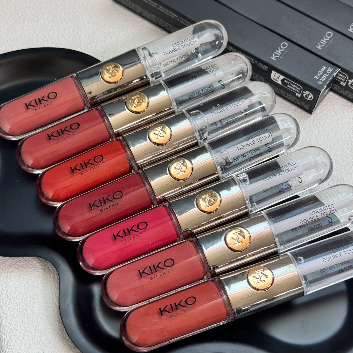 Rossetto Liquido KIKO Unlimited Double Touch, Lunga Durata, Non Sbiadisce, Non Appiccica, Lucidalabbra Volumizzante, Tonalità Milk Tea Bean Paste, Trucco Naturale