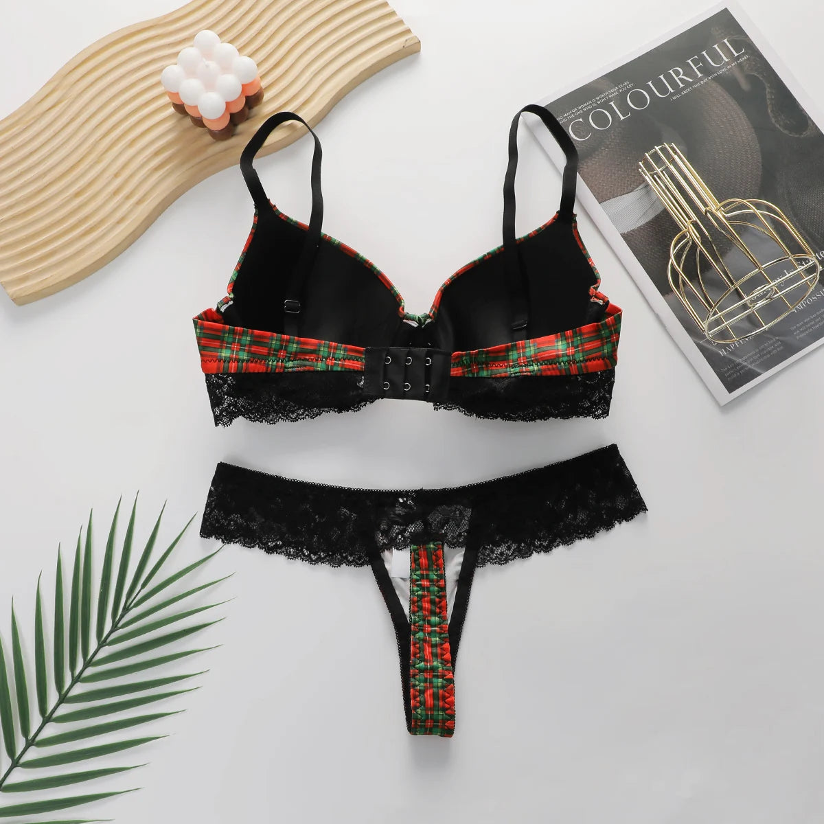 Completo intimo da donna con stampa a quadri, composto da reggiseno push-up con ferretto e perizoma, in pizzo nero con applicazioni, ideale per Natale, modello L1018.
