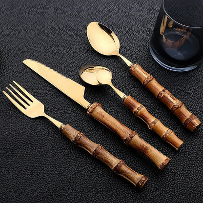 Set di posate da 16 pezzi in acciaio inossidabile con manico in bambù naturale, include forchette, cucchiai, coltelli e stoviglie.