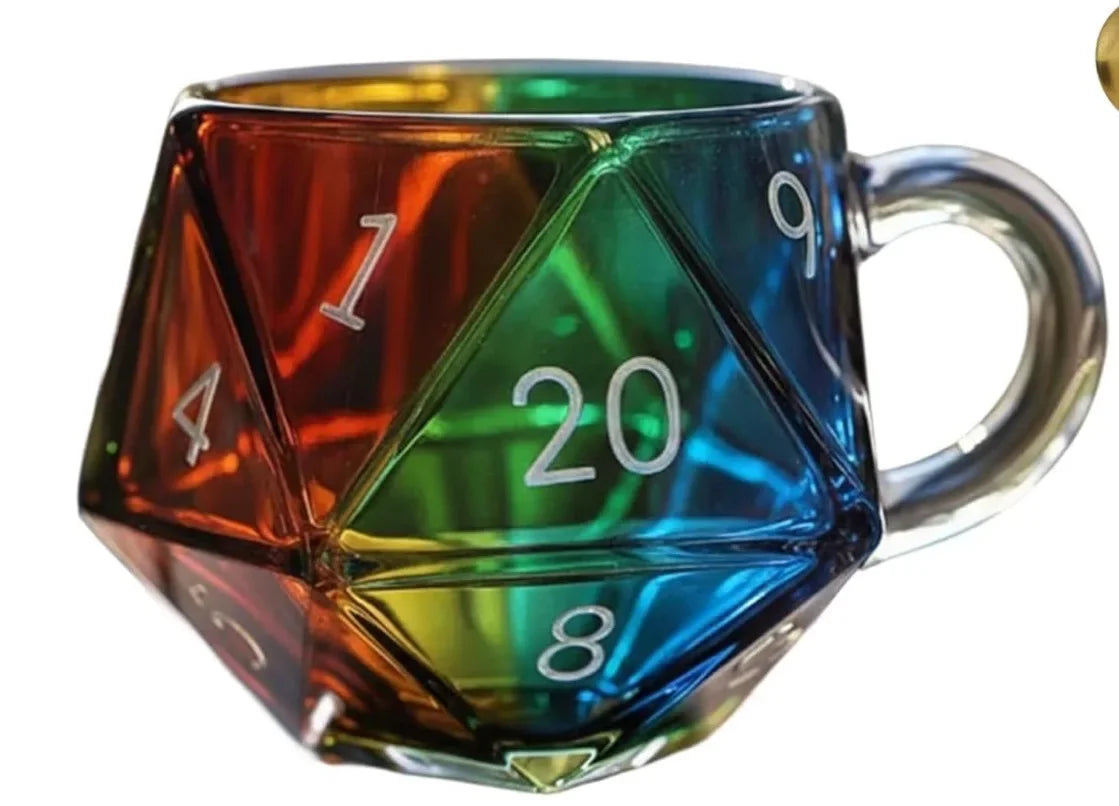 Tazza in vetro trasparente a forma di dado poliedrico con manico, ideale per serate di giochi di fantasia, un regalo originale per i giocatori.