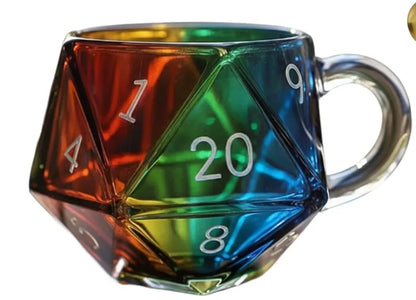 Tazza in vetro trasparente a forma di dado poliedrico con manico, ideale per serate di giochi di fantasia, un regalo originale per i giocatori.