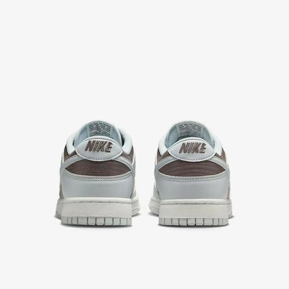 Sneakers basse Nike bianche e grigio chiaro con dettagli rosa menta, pannelli in rete per una maggiore traspirabilità, modello casual alla moda DX6060-121