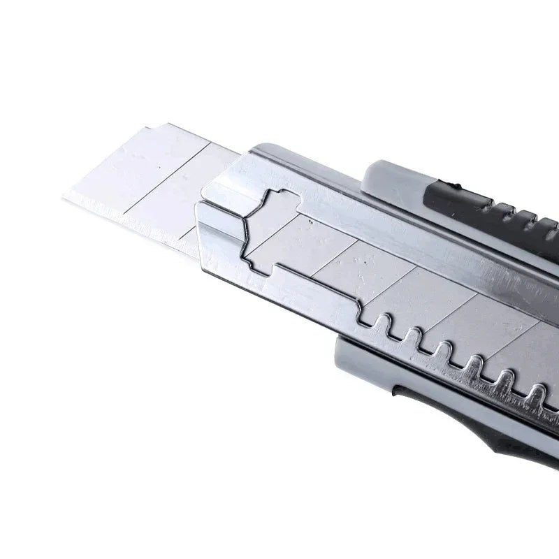 Coltello multiuso Makita con lame a scatto, caricamento facile, lame extra retrattili, impugnatura comoda in gomma, strumento manuale combinato completo