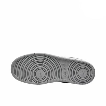 Sneakers Nike con colori a blocchi: bianco, grigio e blu lago – modello classico con grande logo a forma di S e suola piatta, versatili e di tendenza, BQ5448-117.