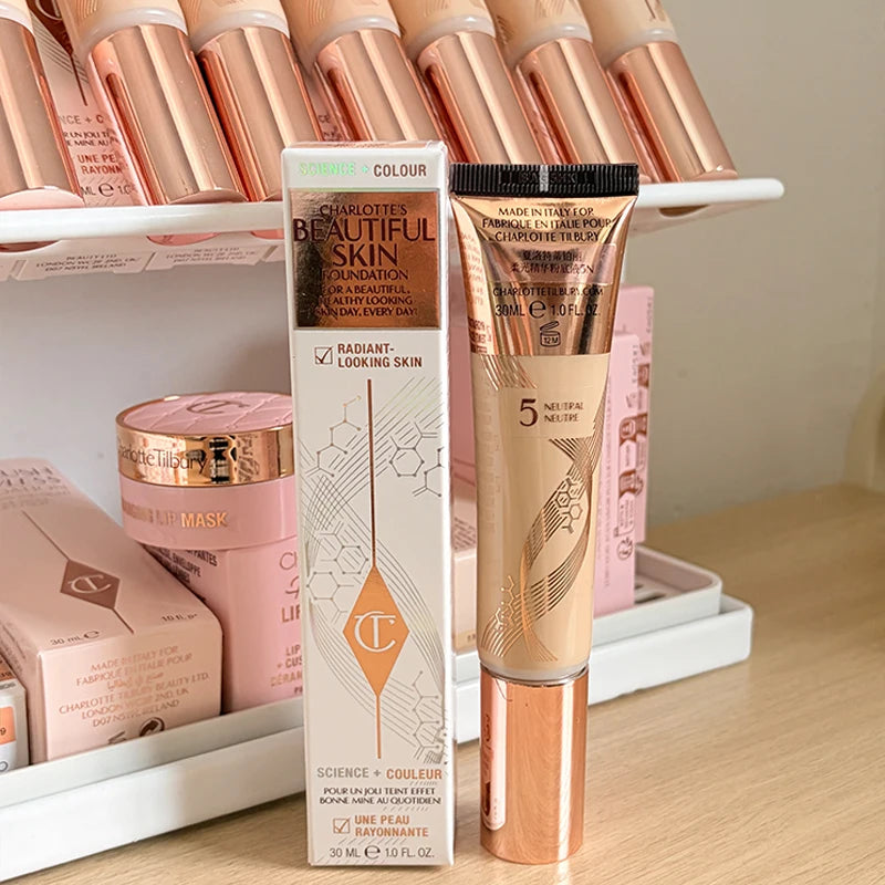 Charlotte Tilbury Soft Light Essence Fondotinta Liquido con Acido Ialuronico per un Aspetto Sano e Luminoso Naturale, Cosmetici per Pelle Secca