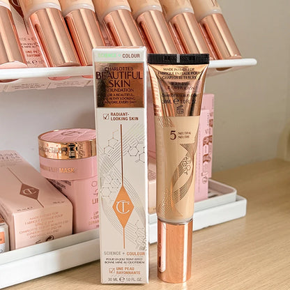 Charlotte Tilbury Soft Light Essence Fondotinta Liquido con Acido Ialuronico per un Aspetto Sano e Luminoso Naturale, Cosmetici per Pelle Secca