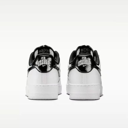 Sneakers basse Nike Air Force 1, modello classico, in bianco e nero, con texture, versatili e adatte a un look casual, HF2898-101.