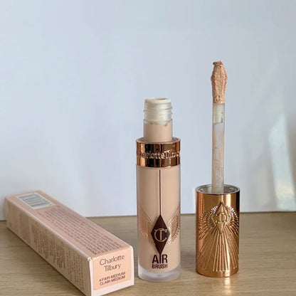 Charlotte, correttore, fondotinta liquido e cipria fissante, a lunga tenuta, controllo dell’oleosità, resistente all’acqua, facile da usare, Tilbury Cosmetics.