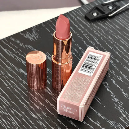 Charlotte, lucidalabbra al gusto di frutta, blush in polvere colorata, stick, tubetto rosa e oro, rossetto facile da applicare, Tilbury Cosmetics.