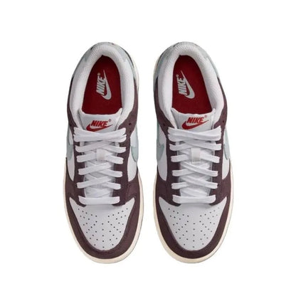 Sneakers Nike Low-Top, modello retro, casual, sportivo e alla moda, con colori a blocchi bianco, marrone e viola, e logo Flash Swoosh, IB5691-100.