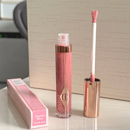 Charlotte, lucidalabbra al gusto di frutta, blush in polvere colorata, stick, tubetto rosa e oro, rossetto facile da applicare, Tilbury Cosmetics.
