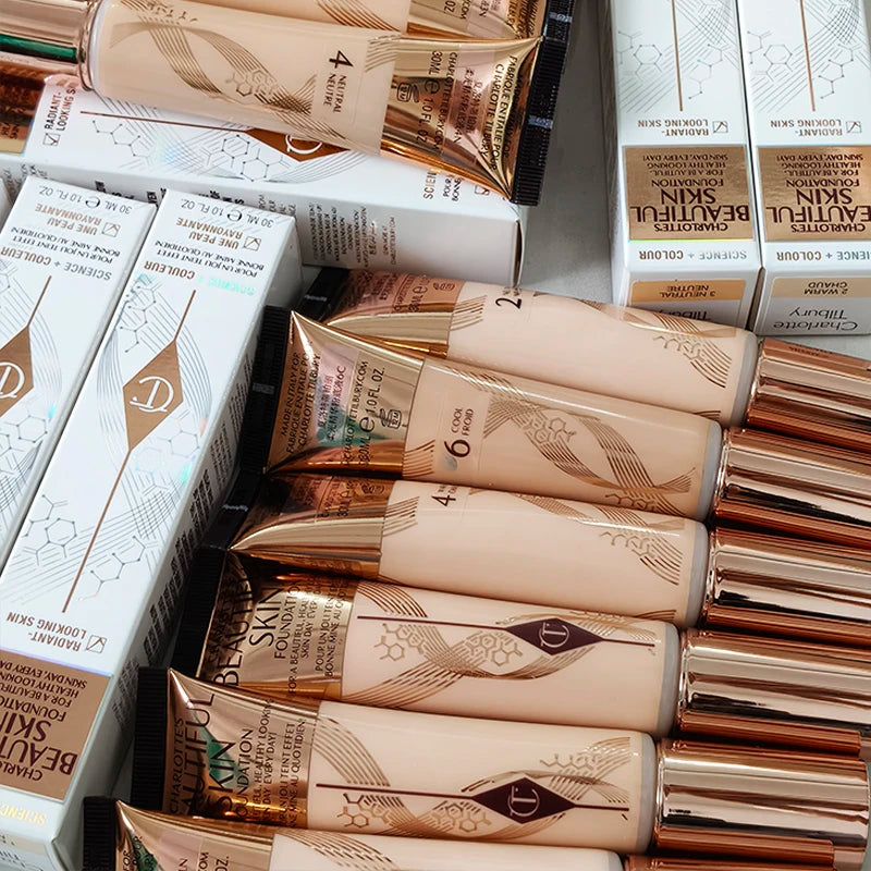Charlotte Tilbury Soft Light Essence Fondotinta Liquido con Acido Ialuronico per un Aspetto Sano e Luminoso Naturale, Cosmetici per Pelle Secca