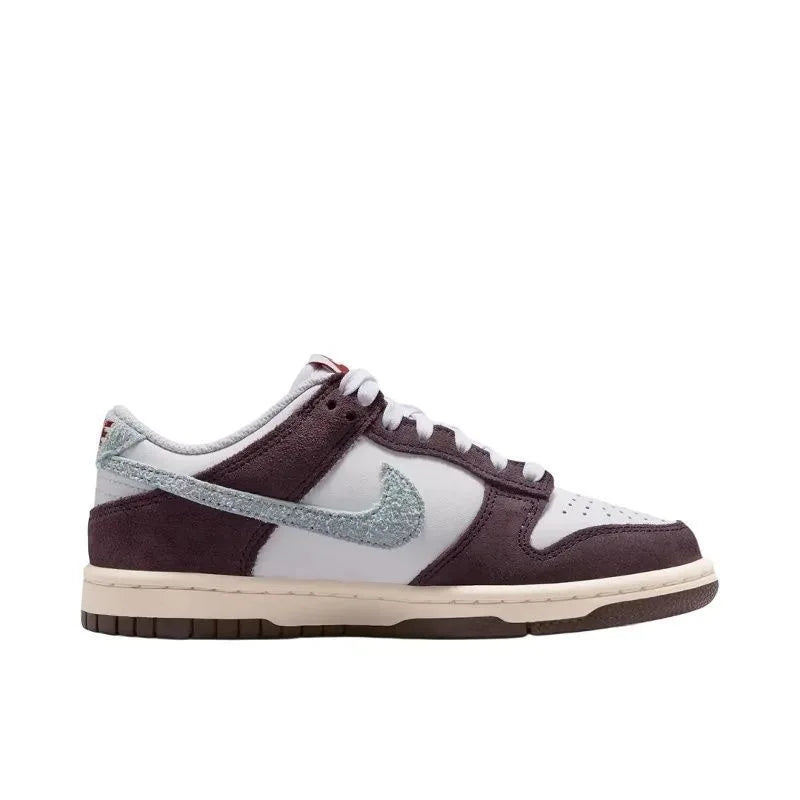 Sneakers Nike Low-Top, modello retro, casual, sportivo e alla moda, con colori a blocchi bianco, marrone e viola, e logo Flash Swoosh, IB5691-100.