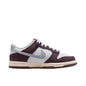 Sneakers Nike Low-Top, modello retro, casual, sportivo e alla moda, con colori a blocchi bianco, marrone e viola, e logo Flash Swoosh, IB5691-100.
