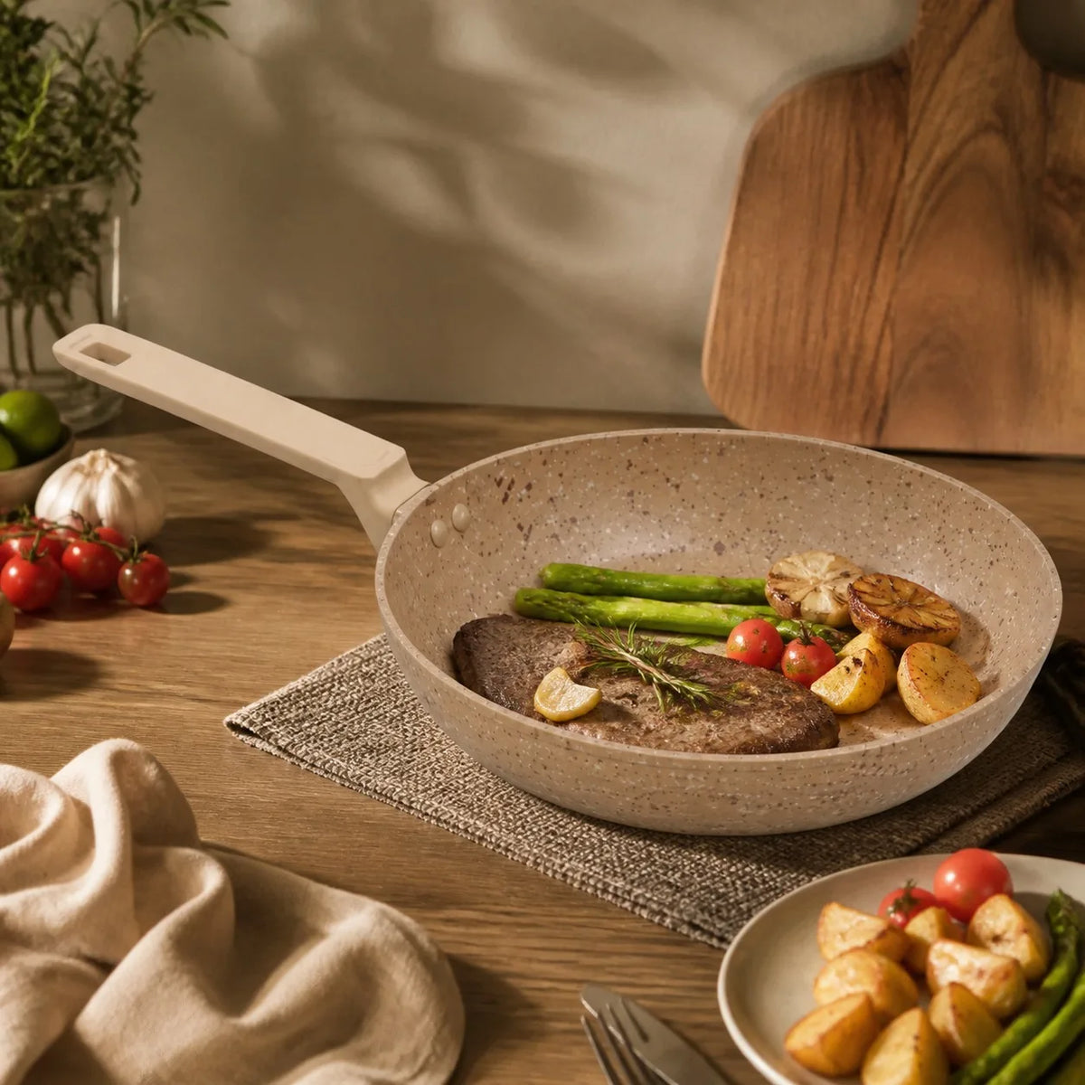 Padella in alluminio da 28 cm con rivestimento antiaderente effetto pietra, padella da cucina versatile compatibile con tutti i tipi di piani cottura, inclusa l'induzione, manico ergonomico e cottura sana senza sforzo.
