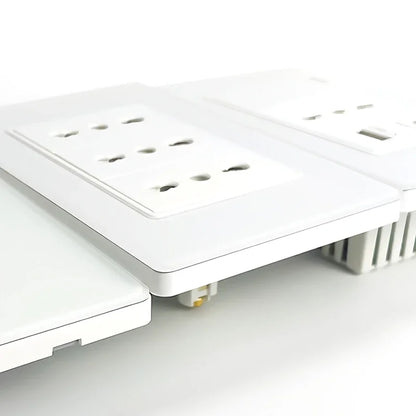 Prese per interruttori a muro T&I con tipo USB  C Ricarica rapida, presa Italia, presa Schuko Cile, pannello in vetro temperato per la casa