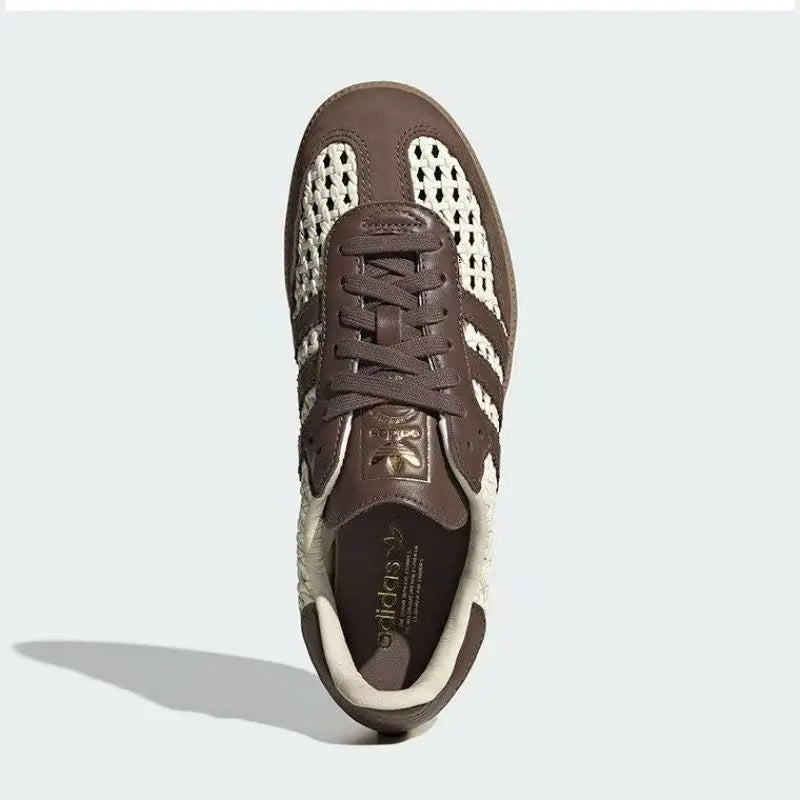 Scarpe da allenamento in tessuto a rete della linea adidas Originals, in stile retrò, nei colori bianco sporco e marrone, con suola in gomma e design a punta a T, scarpe da ginnastica casual traspiranti, modello IH9373.