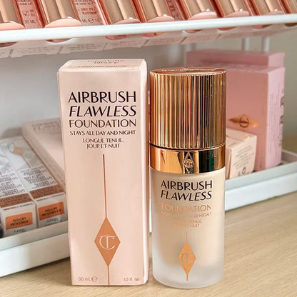 Charlotte, correttore, fondotinta liquido e cipria fissante, a lunga tenuta, controllo dell’oleosità, resistente all’acqua, facile da usare, Tilbury Cosmetics.