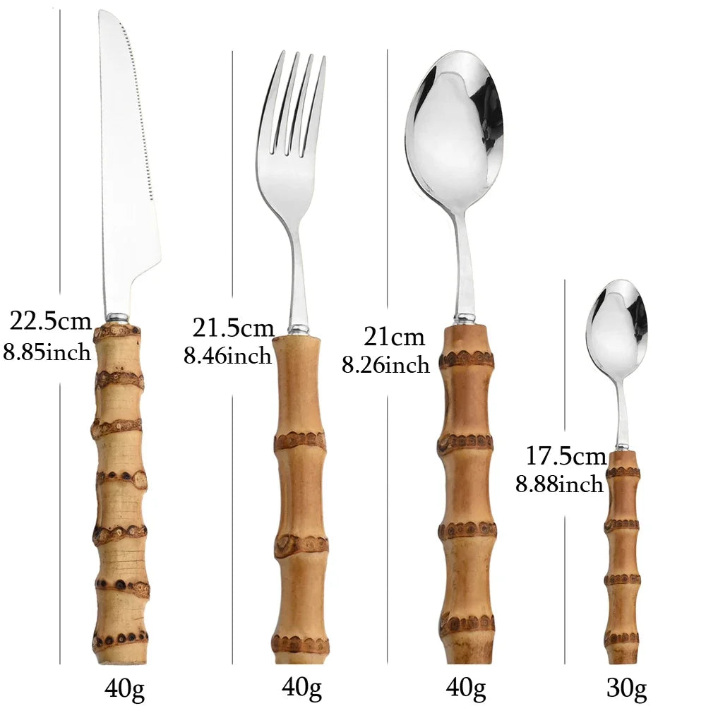 Set di posate da 16 pezzi in acciaio inossidabile con manico in bambù naturale, include forchette, cucchiai, coltelli e stoviglie.