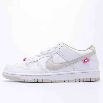 Sneakers basse Nike bianche e grigio chiaro con dettagli rosa menta, pannelli in rete per una maggiore traspirabilità, modello casual alla moda DX6060-121