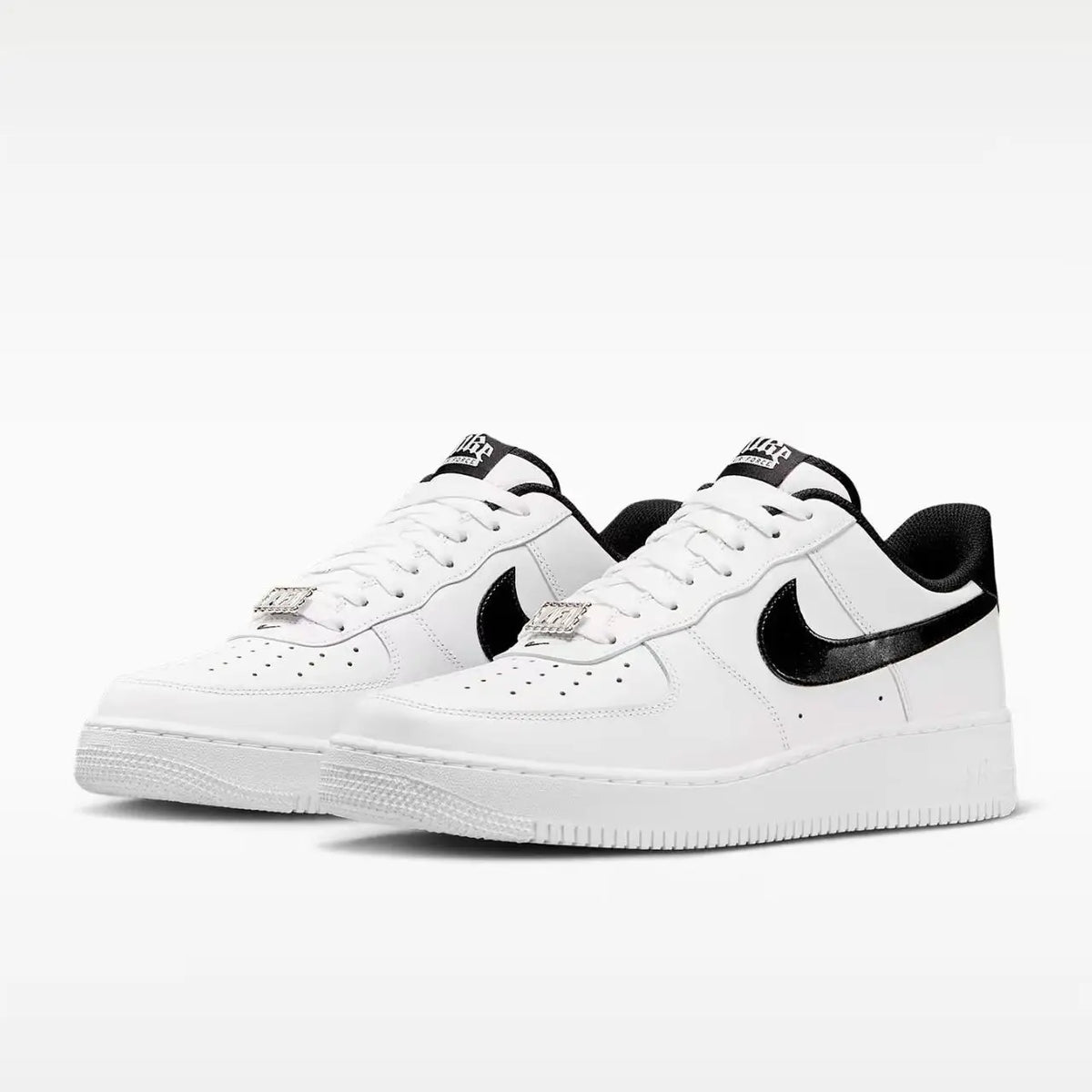 Sneakers basse Nike Air Force 1, modello classico, in bianco e nero, con texture, versatili e adatte a un look casual, HF2898-101.