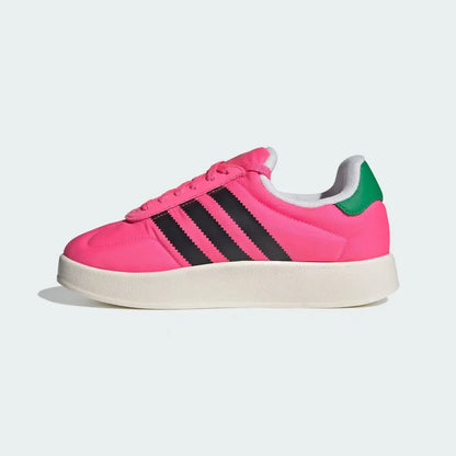 Sneakers Adidas Originals con suola spessa, in nylon rosa lucido e tacco a contrasto, scarpe casual con plateau, modello IE1433.