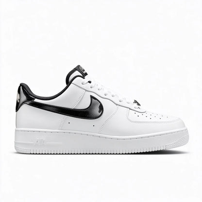 Sneakers basse Nike Air Force 1, modello classico, in bianco e nero, con texture, versatili e adatte a un look casual, HF2898-101.