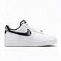 Sneakers basse Nike Air Force 1, modello classico, in bianco e nero, con texture, versatili e adatte a un look casual, HF2898-101.
