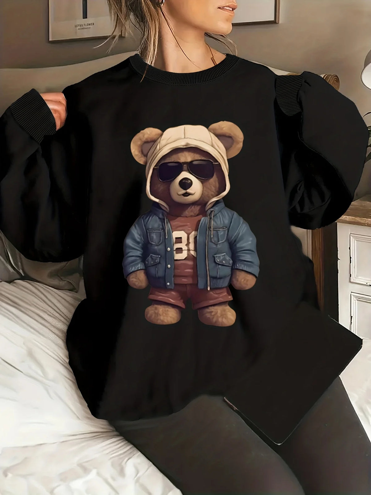 Maglione da donna, ideale per l’autunno e l’inverno, dal taglio ampio e confortevole, con stampa a motivi felini, scollo rotondo e maniche lunghe.