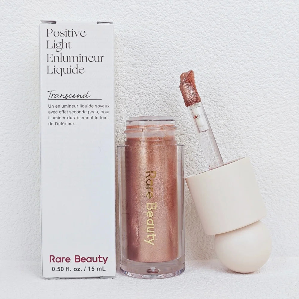 Rare Beauty Illuminante Innovativo Effetto Seta Leggera, Resistente all'Acqua, a Lunga Durata, Anti-Trasferimento e Anti-Sbavatura, Cosmetico per il Trucco