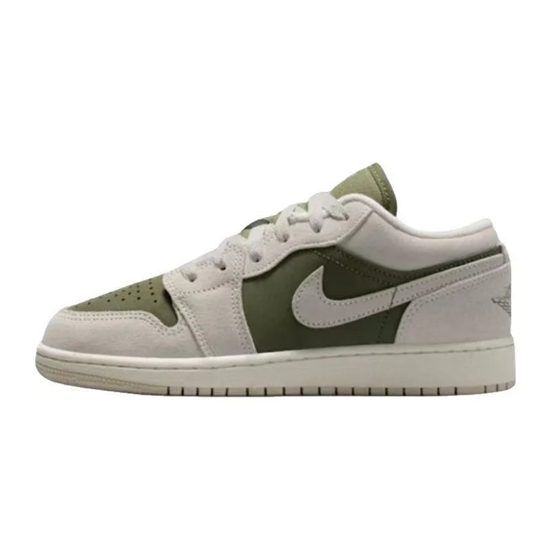 Sneakers basse Nike bianche, grigie e verde oliva, modello AJ1 Retro Patchwork, casual, versatili e di tendenza, HV4396-201