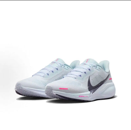 Scarpe da donna Nike, modello basso, colore azzurro ghiaccio, realizzate in tessuto Flyknit traspirante, resistenti e con sistema di assorbimento degli urti, codice IM6683-159.
