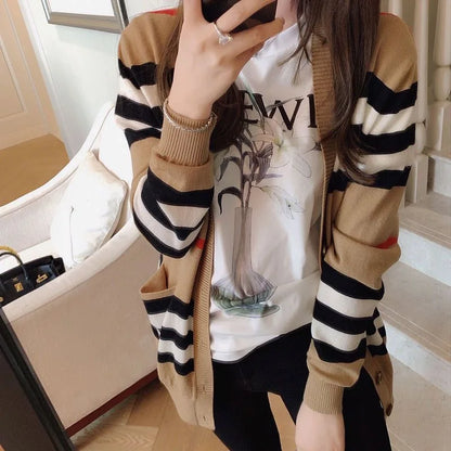 Cardigan a maglia a righe, ideale per l’autunno e l’inverno, con scollo a V, maniche lunghe, bottoni e tasche, modello casual e ampio, da indossare come cappotto.
