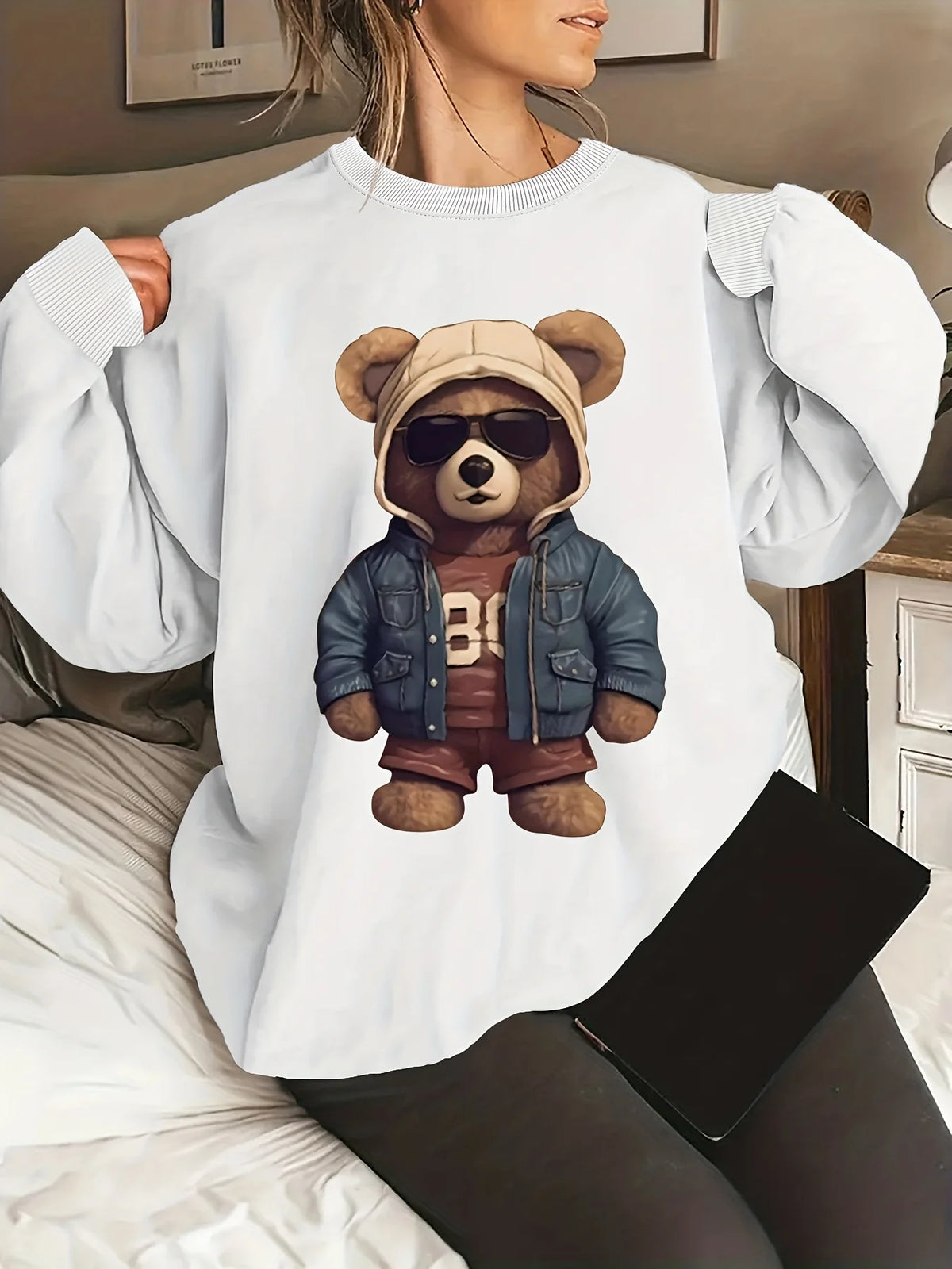 Maglione da donna, ideale per l’autunno e l’inverno, dal taglio ampio e confortevole, con stampa a motivi felini, scollo rotondo e maniche lunghe.